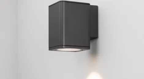 Как фасадные светильники повышают безопасность и комфорт вашего дома